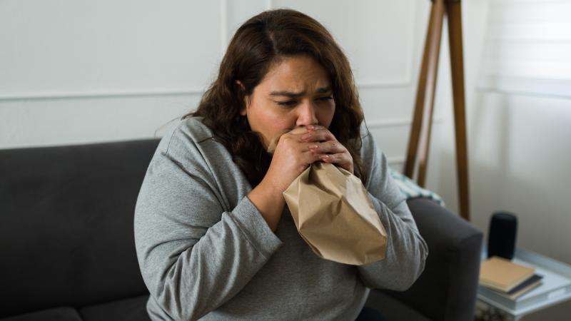 Mental health: Pyliau o banig: beth ydyn nhw a beth allwch chi ei wneud amdanyn nhw